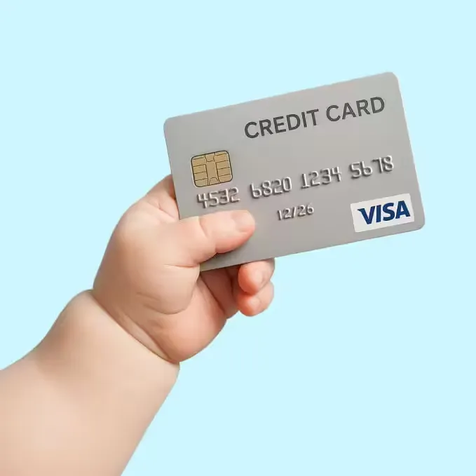 Mână de bebeluș ținând un card de credit - cantitatea săptămânală de microplastic pe care o ingerăm